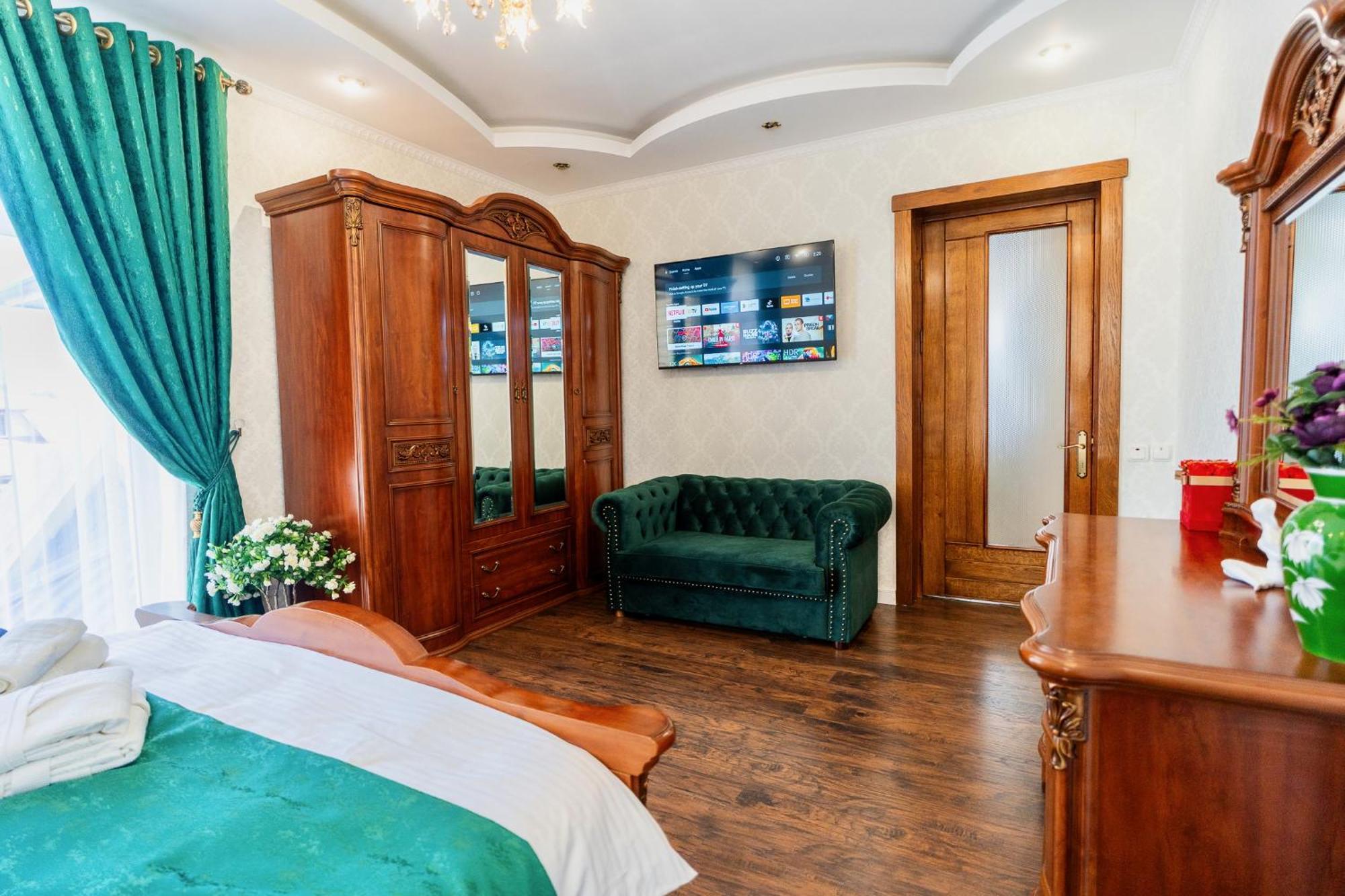 Luxurious Villa With Lush Garden And Huge Terrace Near Herastrau Park Bucureşti Exterior foto