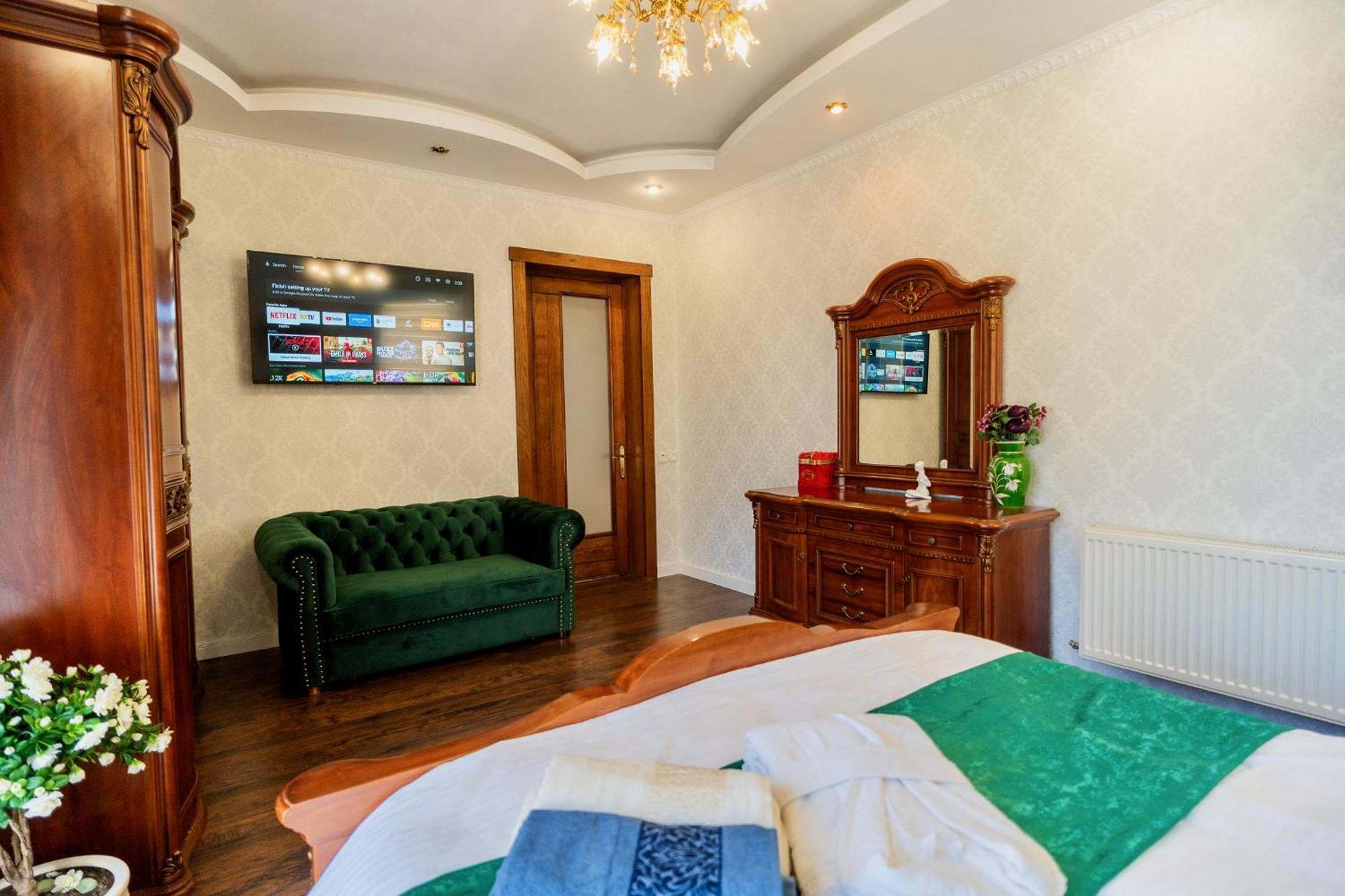 Luxurious Villa With Lush Garden And Huge Terrace Near Herastrau Park Bucureşti Exterior foto