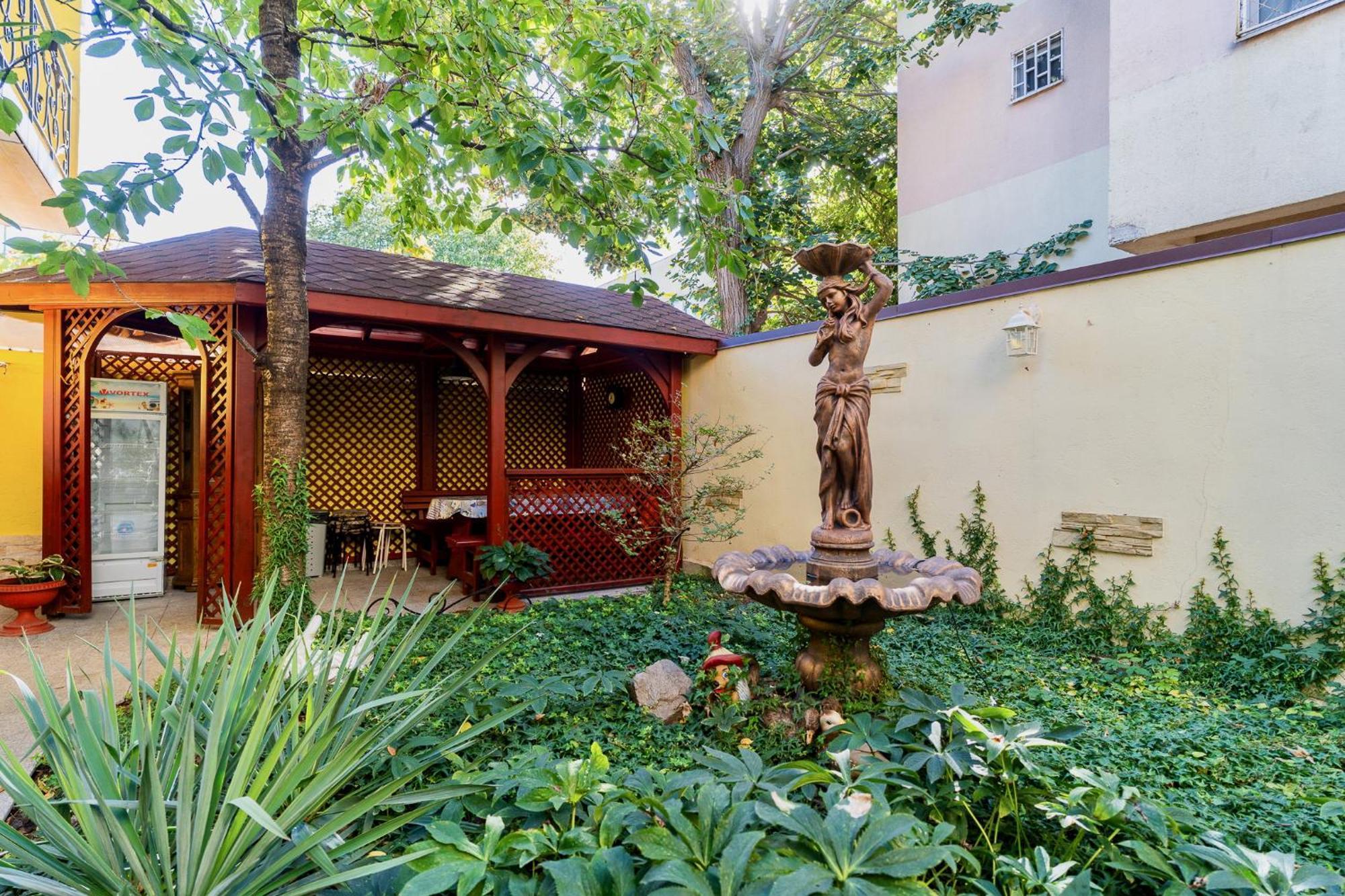 Luxurious Villa With Lush Garden And Huge Terrace Near Herastrau Park Bucureşti Exterior foto