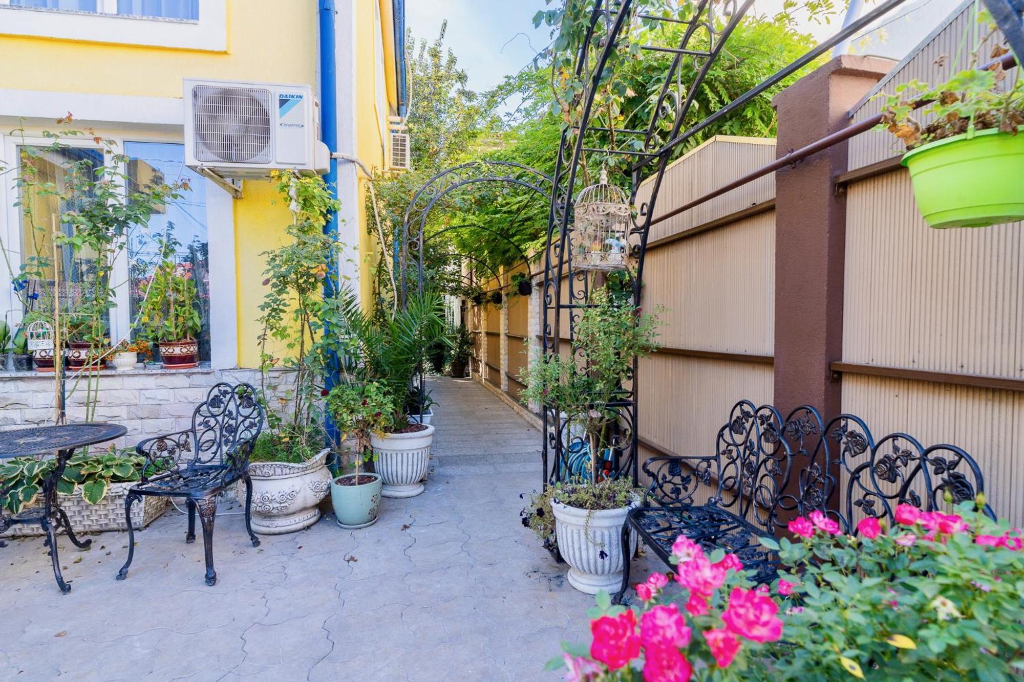 Luxurious Villa With Lush Garden And Huge Terrace Near Herastrau Park Bucureşti Exterior foto
